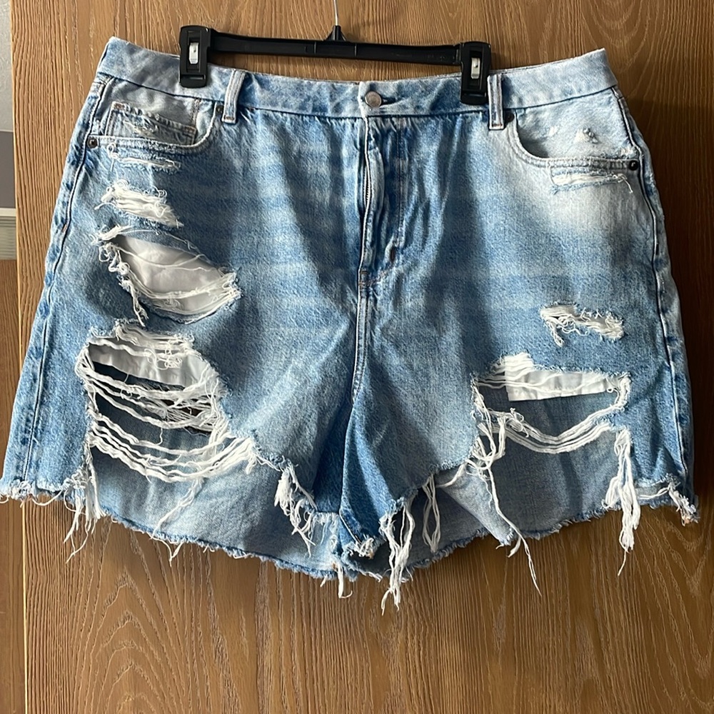 Excellent used condition American Eagle Distressed short